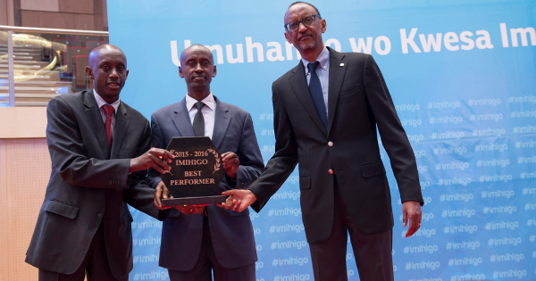 President Paul Kagame presents trophy to Gasabo district Mayor