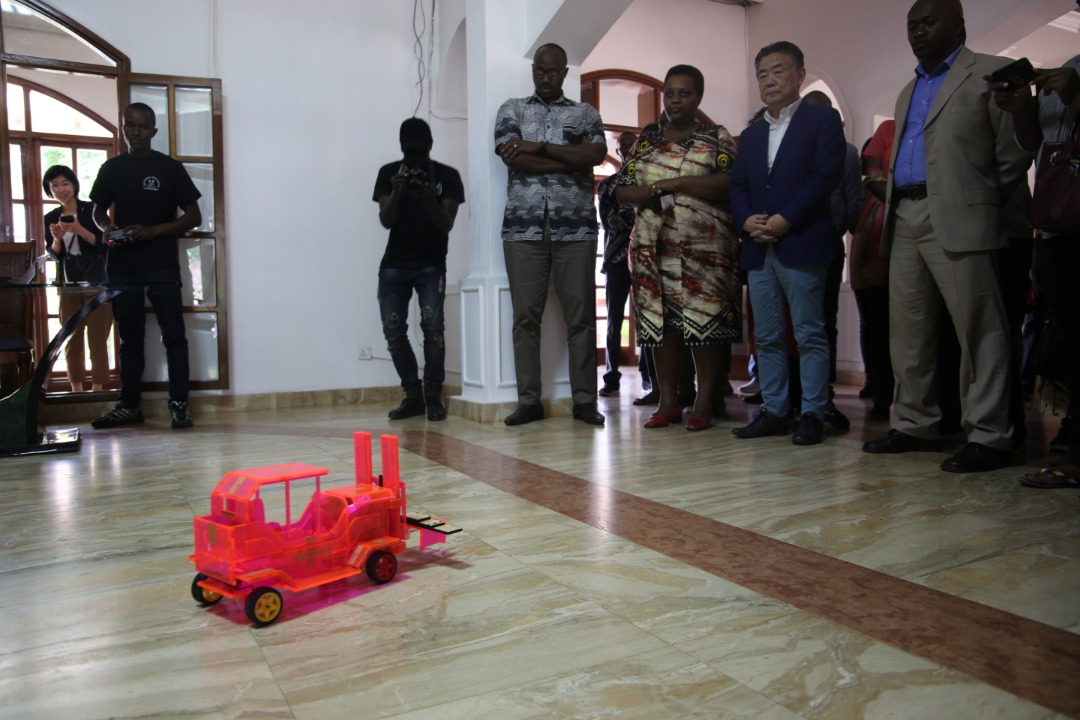 Robot électrique ANGGREK pour enfants mignon Rwanda